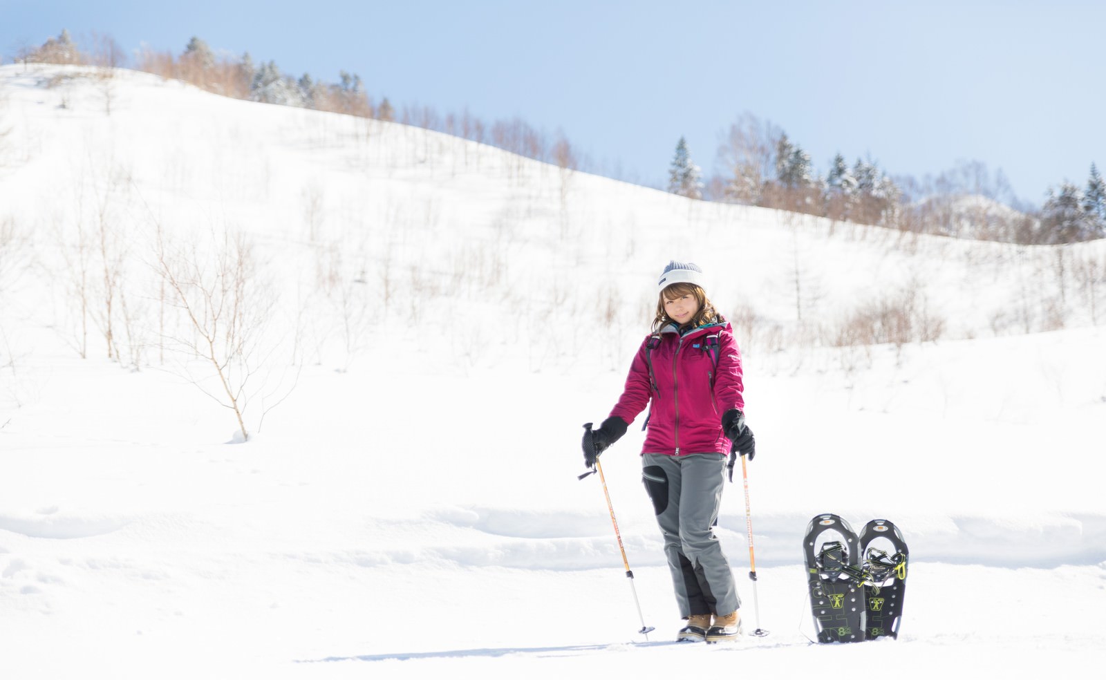 平湯温泉スキー場の雪山でスノーシューを履く女性［モデル：茜さや］