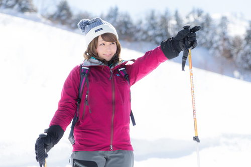 スキー場で雪道を案内するウィンター茜さや