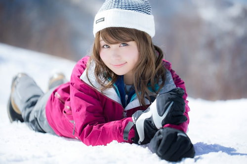 ゲレンデを溶かす視線、平湯温泉スキー場で雪上に横たわる女性