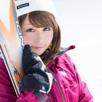 春の青空に咲く白い花の枝の写真