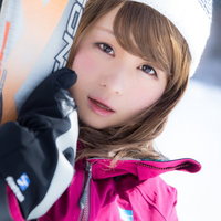 ゲレンデ中のメンズを虜にしたスキー女子、ピンクのウェアで板を担ぐの写真