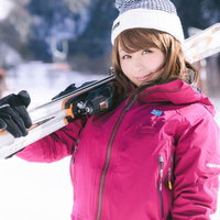 ゲレンデで全男子が恋する女子、平湯温泉スキー場で笑顔の写真