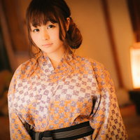 旅館の和室で浴衣姿で待ち合わせする女性の写真