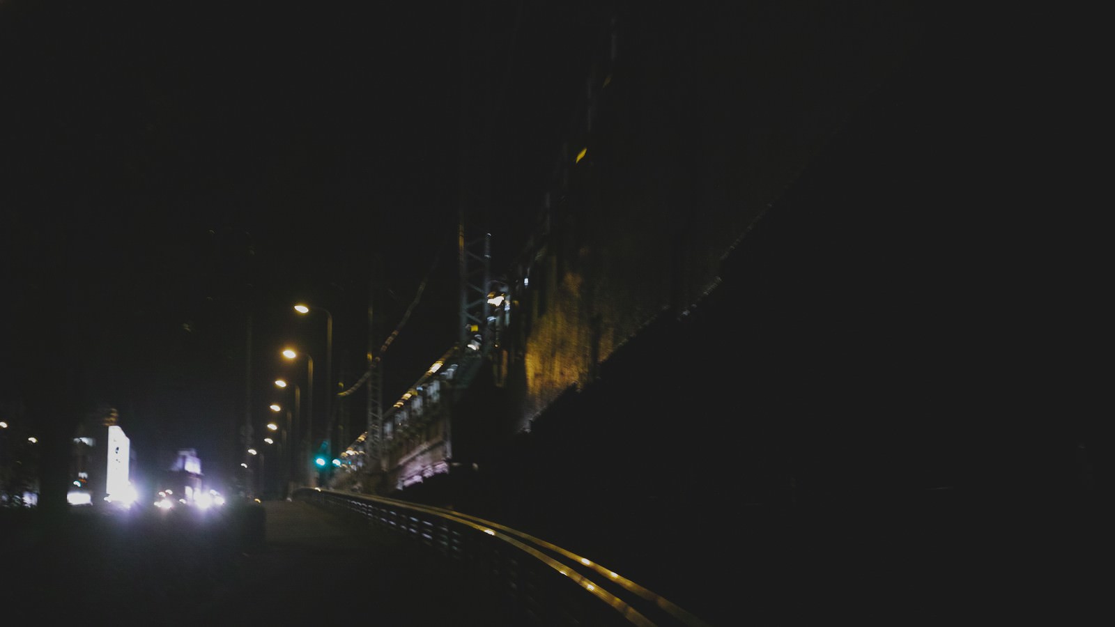 街灯が続く暗い夜道を歩く深夜の帰宅風景