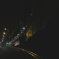終電を逃して夜間の街灯下を徒歩で帰宅する深夜の歩道の写真