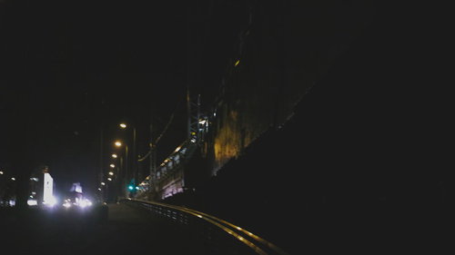 終電を逃して夜間の街灯下を徒歩で帰宅する深夜の歩道