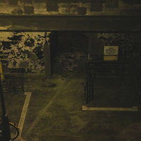 真夜中の地下駐輪場の薄暗い通路に置き去りにされた自転車の写真