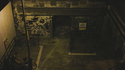 真夜中の地下駐輪場の薄暗い通路に置き去りにされた自転車