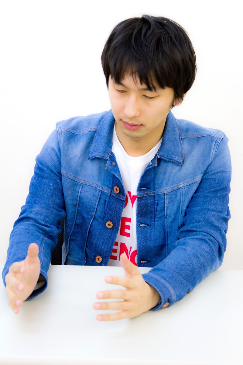 ろくろ回しジェスチャーの青年［モデル：大川竜弥］