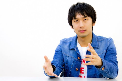 白い背景の前で両手を広げてジェスチャーする男性