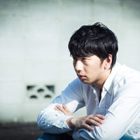 合コンで惨敗した非モテ男子の落ち込む表情の写真