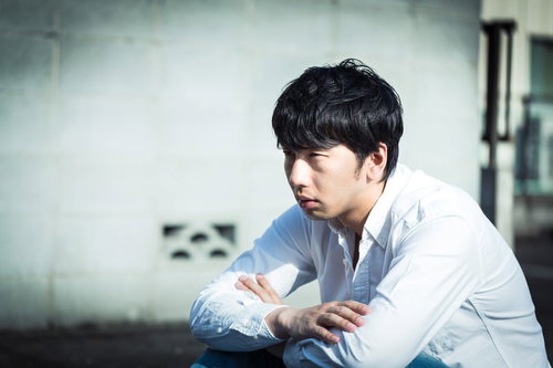 合コンで惨敗した非モテ男子の落ち込む表情