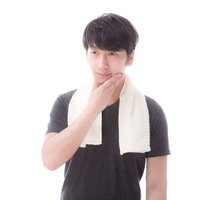 「キレてないですよ」と髭の剃り跡を確認するものまね芸人の写真