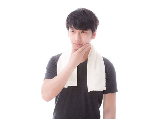 「キレてないですよ」と髭の剃り跡を確認するものまね芸人