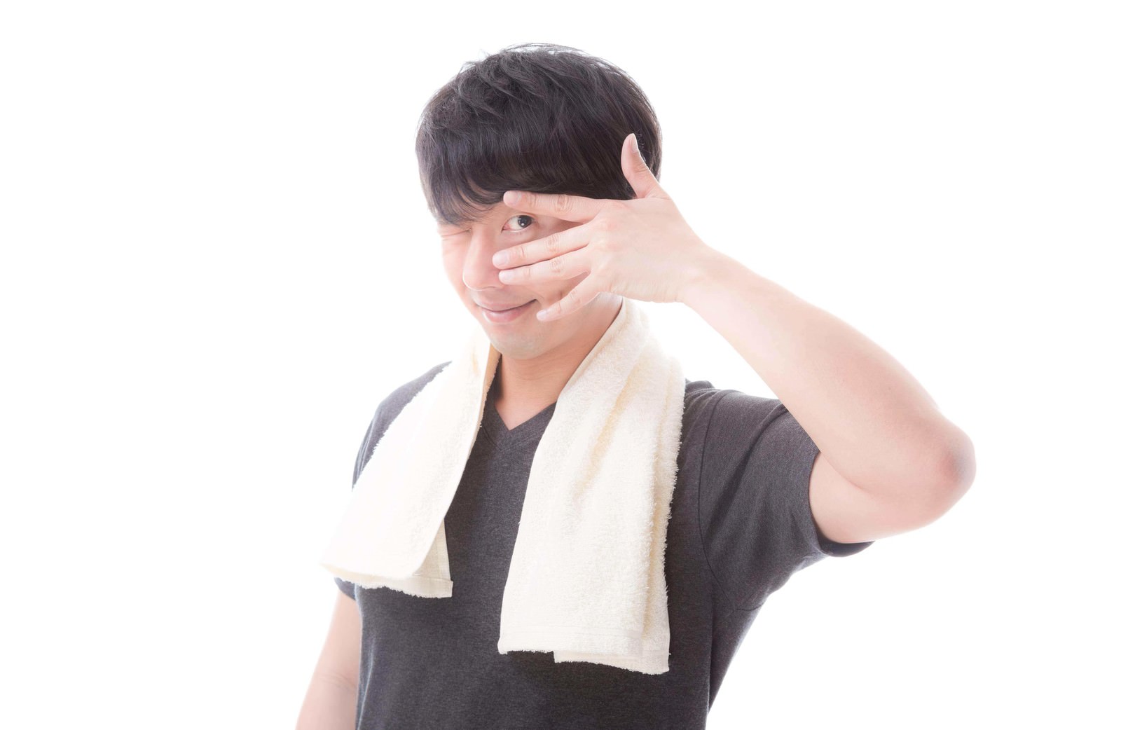 タオルを首にかけてニッコリ笑う男性［モデル：大川竜弥］