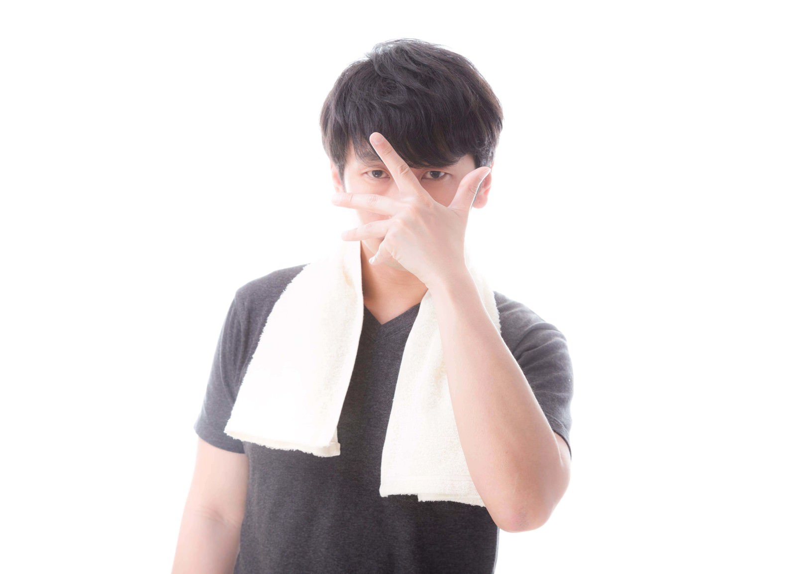 黒いTシャツに白いタオルをかけた男性が、鏡の前でキメポーズをしている［モデル：大川竜弥］