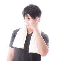 鏡の前でキメポーズをする男性の中二病モテ肌の写真