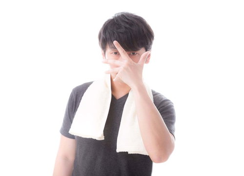 鏡の前でキメポーズをする男性の中二病モテ肌