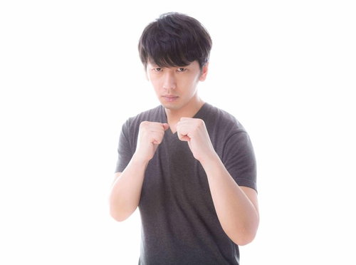 イメージトレーニングで巨大生物と闘うグラップラー男性