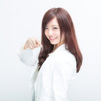 「問い合わせ先はコチラ！」と告知する地方局のアナウンサーの写真