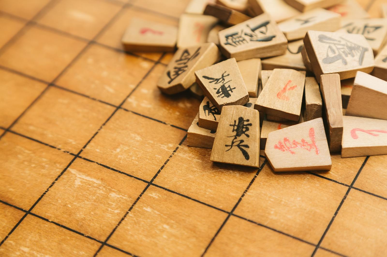 将棋盤の上に積み重なった将棋の駒