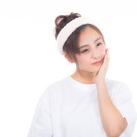 頬に手を当てうっとり、ハリ肌を実感する女性の写真