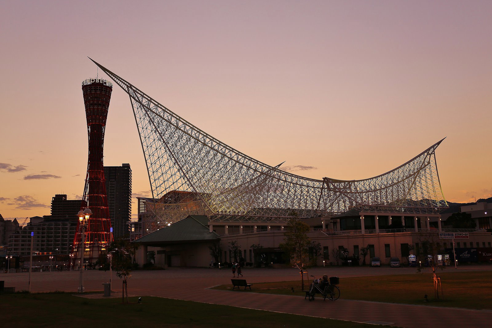 夕焼け空を背景にした神戸ポートタワーと神戸海洋博物館