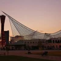 夕焼けに染まる神戸ポートタワーと神戸海洋博物館の港景の写真