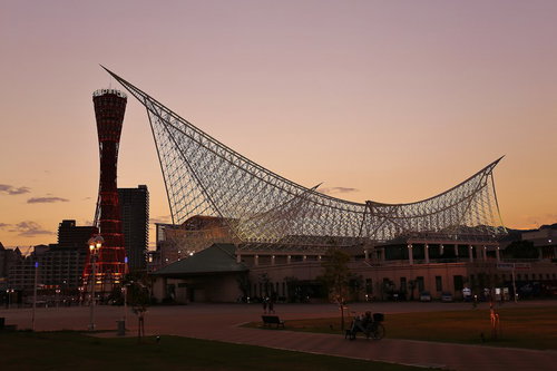 夕焼けに染まる神戸ポートタワーと神戸海洋博物館の港景