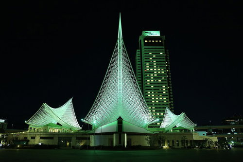 夜景に浮かぶ神戸海洋博物館とホテルオークラ神戸のライトアップ