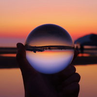 水晶球の中で反転する日没のトワイライト夕焼け空の写真