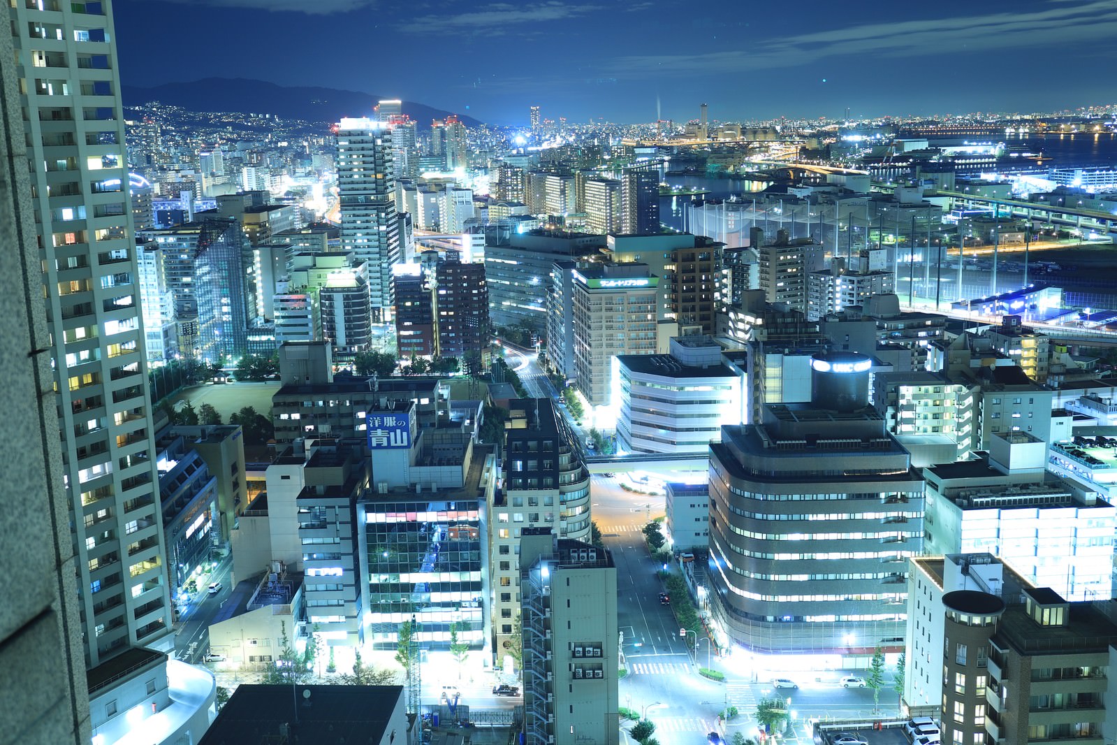 高層階から撮影した夜のビル群。オフィスビルの明かりが美しい都市夜景