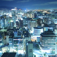 高層階から見下ろすビル群の夜景。都会のオフィス街の写真