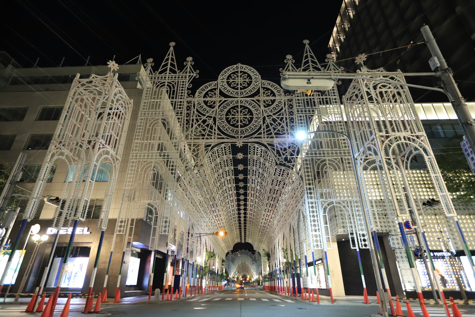 白い電飾で装飾されたゴシック様式のアーチ状構造が連なる神戸ルミナリエの光の回廊