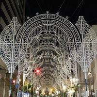 準備中の神戸ルミナリエ、白い電飾のアーチの写真