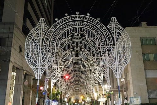 準備中の神戸ルミナリエ、白い電飾のアーチ