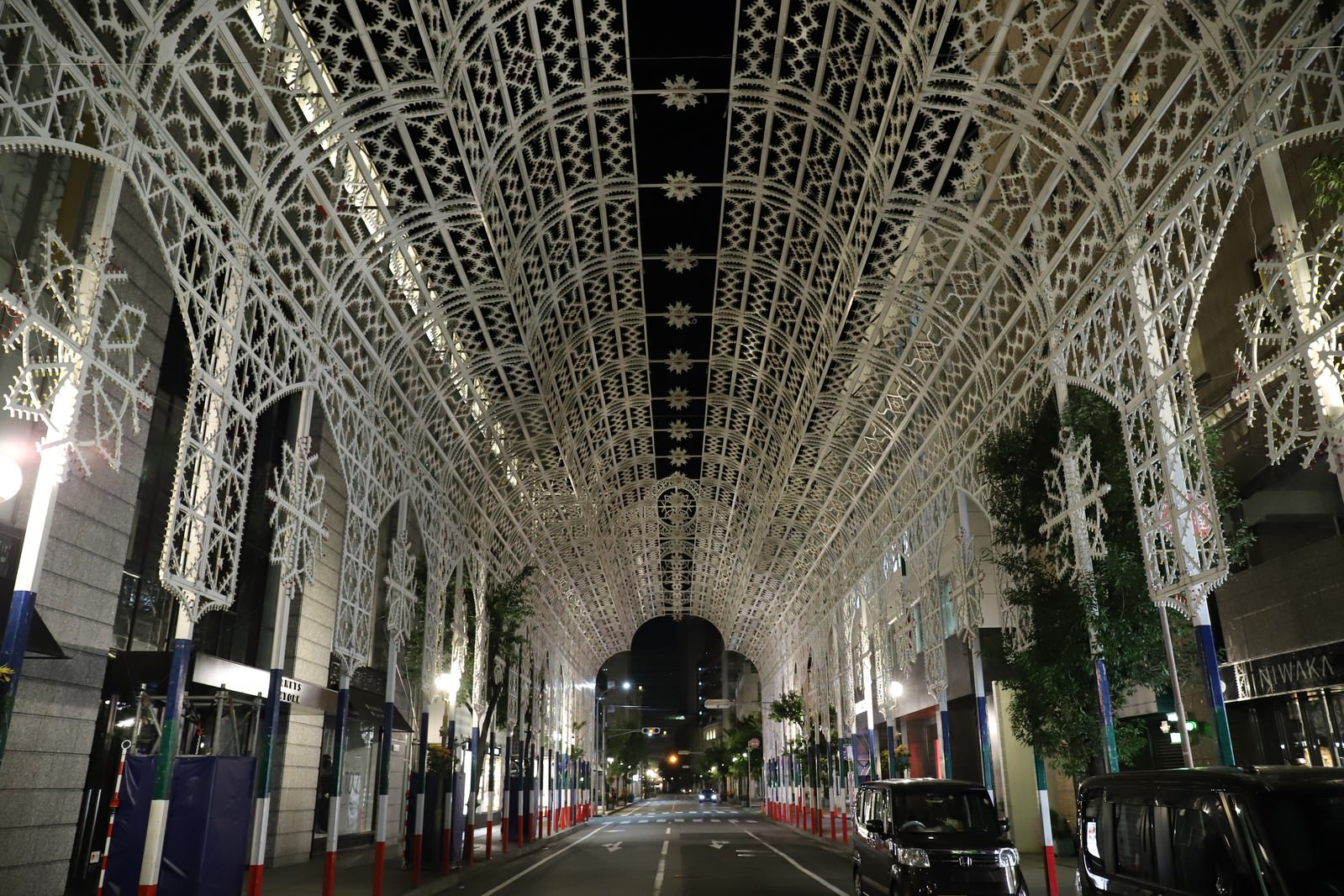 神戸ルミナリエの点灯前の消灯状態のアーチ型電飾装飾