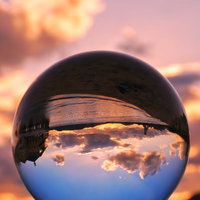 ガラス玉に詰め込んだ夏の海の夕景の写真