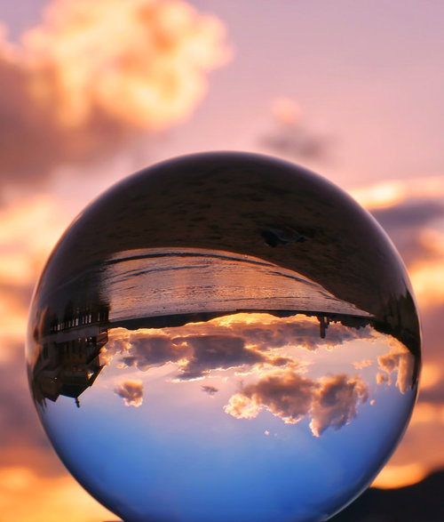 ガラス玉に詰め込んだ夏の海の夕景