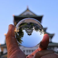 水晶球越しに見る城跡と歴史の風景の写真