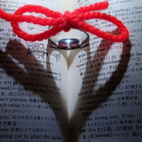 運命の赤い糸が結ぶ指輪のハートの影 - 恋愛と結婚のシンボルの写真