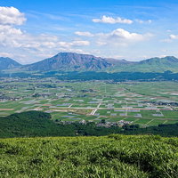 田園風景を見下ろす大パノラマ、緑の山脈と広がる田園地帯の写真