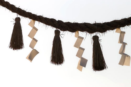 神社の注連縄に下がる房飾りと紙垂