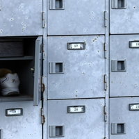 19番が開いた錆びた下駄箱の写真