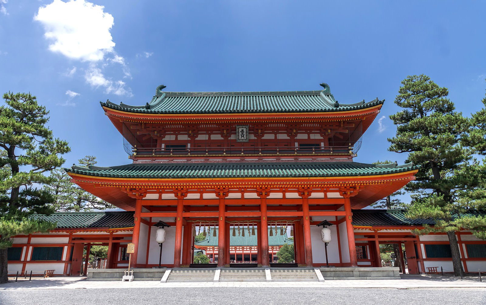 京都の平安神宮の朱色の応天門と緑の屋根を正面から撮影