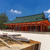 平安神宮の朱色の社殿と手水舎の写真