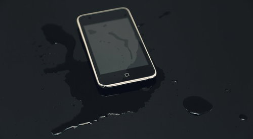 水滴がついたスマートフォンと地図画面