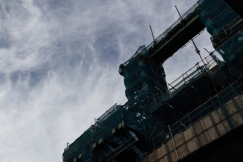 薄暗い建設現場の鉄骨構造物と足場の風景