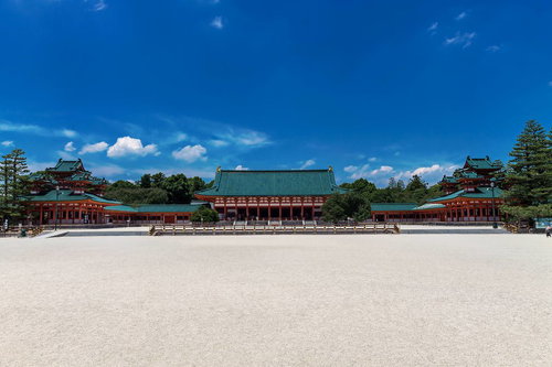 平安神宮の正面と砂利の広場