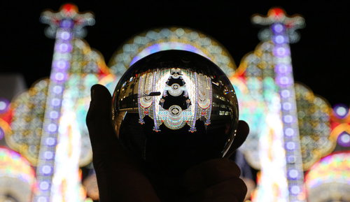 水晶玉越しに見る色とりどりのイルミネーション